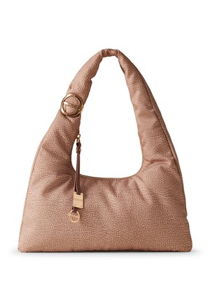 Sac à main en velours, de couleur rose poudré et en forme de croissant. Il dispose d'un accent en anneau doré et d'une bandoulière détachable avec un détail en métal doré.