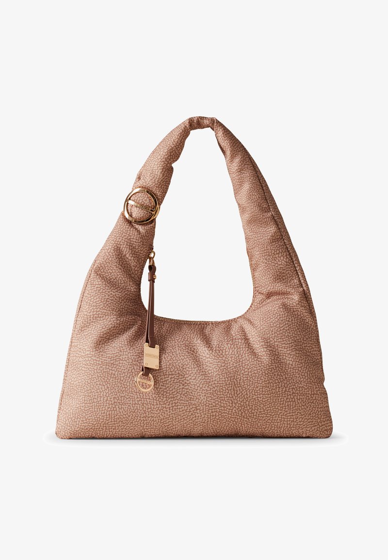 Bolso de mano de textura suave, color rubor, con forma de media luna. Presenta un acento de anillo dorado y una correa desmontable con un detalle de hardware dorado.