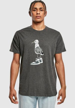 Mister Tee SEAGULL SNEAKERS TEE - T-shirt imprimé - charcoal