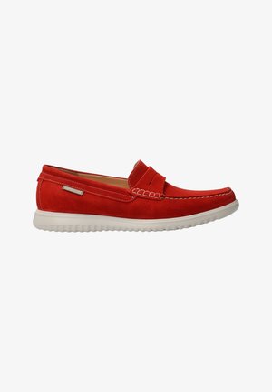 Mocassin à enfiler en daim rouge avec semelle en caoutchouc blanche et surpiqûres décoratives, étiquette latérale portant la mention « Mephisto ».
