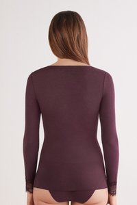 Langarmshirt in diep bordeauxrood, met een gladde textuur en kantaccenten bij de manchetten. Ontworpen met een ronde halslijn en een aansluitende pasvorm.