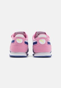 Rosa sneakers med en sammetsliknande textur, vita och blå detaljer, med en logotyp på hälen och ett kontrasterande blått band på sidorna.