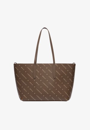 Braune Ledertasche mit diagonal verlaufendem, sich wiederholendem "Liebeskind Berlin"-Text und zwei langen Griffen vor weißem Hintergrund.