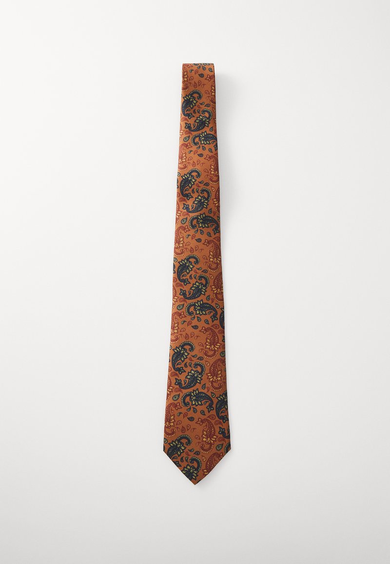 Cravate à motifs en orange rouille avec des motifs paisley noirs et jaunes intriqués. Texture lisse, forme étroite et pointe effilée.
