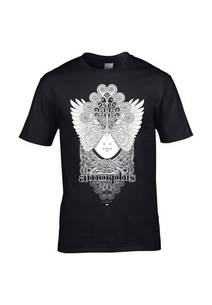 Zwarte katoenen t-shirt met een ingewikkeld wit grafisch ontwerp van een gezicht omringd door draaiende patronen en vleugels, gelabeld "amorphis."