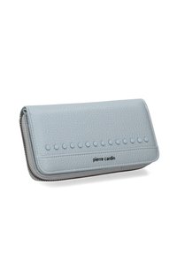 Lichtblauw lederen portemonnee met textuur, een glad ontwerp, decoratieve bobbels aan de voorkant en een zichtbare merklabel, met een ritssluiting.