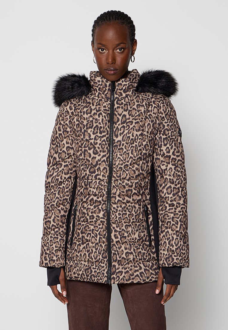 Leopardenmuster-Daunenjacke mit Kunstpelzkapuze, Reißverschluss vorne, Seitentaschen und schwarzen Akzenten. Gestepptes Muster überall.