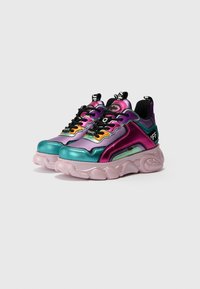 Kolorowe sneakersy z metaliczną purpurową i turkusową cholewką, czarnymi sznurówkami i chunky różową podeszwą. Charakteryzują się wyróżniającym się wzornictwem i akcentami brandingowymi.