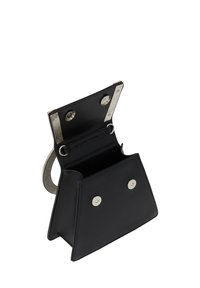 Sort læderhåndtaske med en struktureret trekantet form, inkluderer sølv hardware, to tryklåse og en netrem. Indersiden er uden foret.