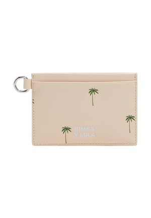 Tarjetero beige con pequeños estampados de palmeras verdes, logo "BIMBA Y LOLA" en blanco y un anillo metálico plateado en el lado izquierdo para sujeción.