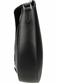 Bolso de mano de cuero negro con superficie texturizada, forma vertical, herrajes metálicos y una correa ajustable detallada con costuras.