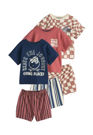 Drei kurzärmlige Kinderoberteile mit passenden Shorts; die Oberteile haben Skateboard-Motive, die Shorts zeigen gestreifte oder karierte Muster.