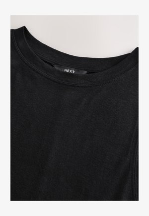 Tricou negru din bumbac, cu guler rotund, design simplu și textură netedă. Etichetă text "NEXT" vizibilă în spatele gâtului.