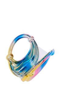 Translucent håndtaske med et bølget, multicolor design med blå, pink og guld accenter. Klar krop og cirkulært håndtag.