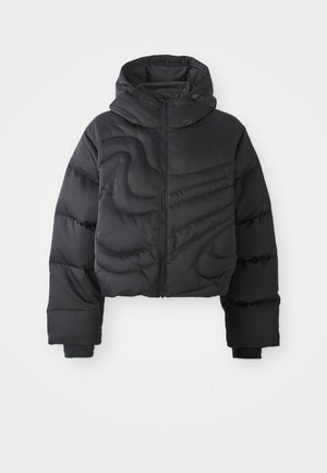 Schwarze, verkürzte Pufferjacke mit einem Reißverschluss vorne, Kapuze und strukturiertem horizontalem Steppmuster. Mit elastischen Bündchen und glatter Oberfläche.