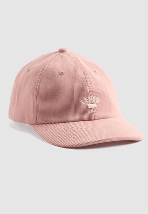 Gorra de pana rosa con visera curva y logo bordado en blanco en la parte frontal, con estrías verticales y ojales de ventilación de metal.
