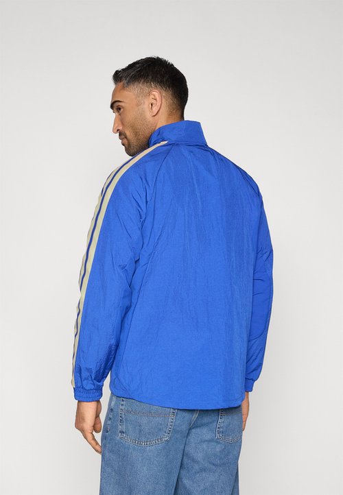 adidas Italy 2026 Anthem Jacket Asia Sizing 'Bold Blue' — foto 3