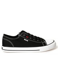 Mustad musta kangast sneakeritel on valge kummist varvasetugi ja ainus, mustad paelad, õmblusdetailid ja väike brändi logo külje peal.