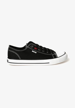 Schwarze Leinenschuhe verfügen über eine weiße Gummikappe und -sohle, schwarze Schnürsenkel, gestickte Akzente und ein kleines Markenlogo an der Seite.