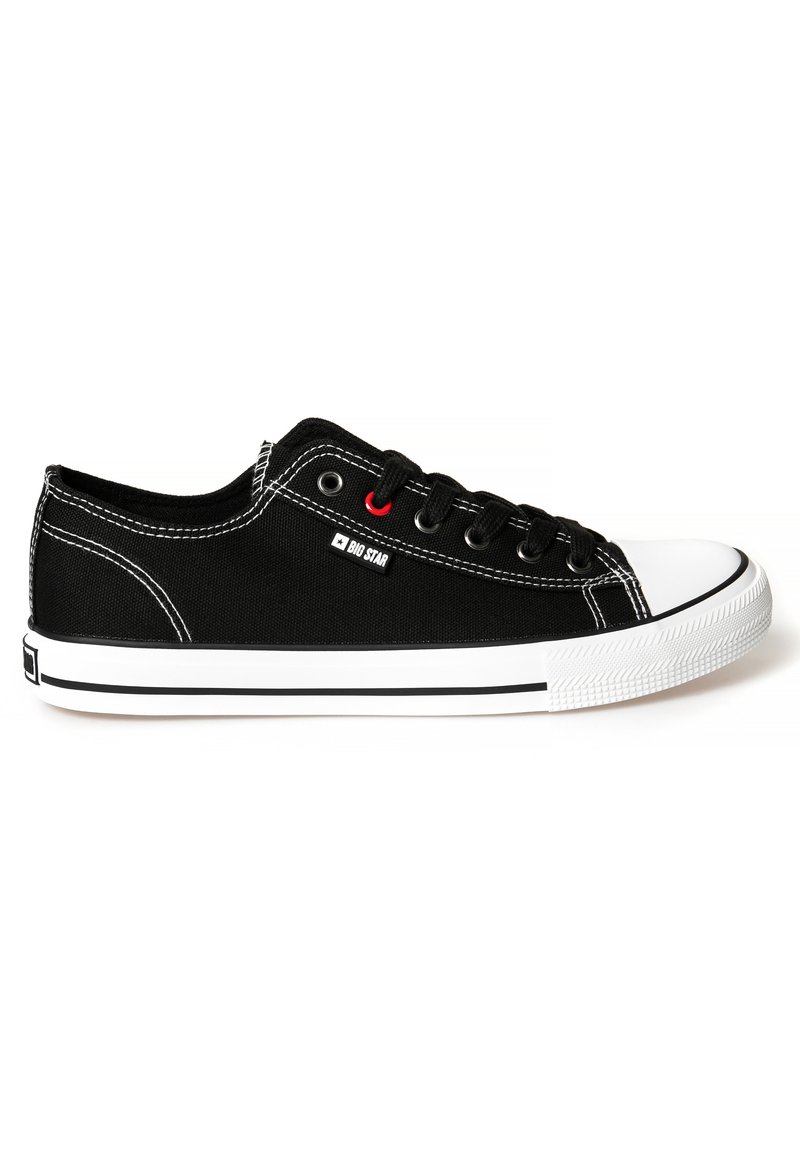Mustad musta kangast sneakeritel on valge kummist varvasetugi ja ainus, mustad paelad, õmblusdetailid ja väike brändi logo külje peal.