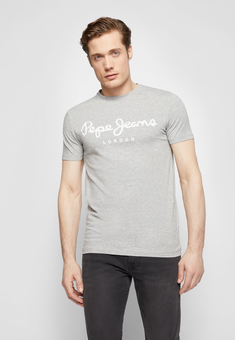 Pelēka kokvilnas T-krekls ar baltu "Pepe Jeans London" tekstu. Īsām piedurknēm, apaļa kakla izgriezuma un gluda tekstūra. Nēsā ar tumšiem džinsiem.