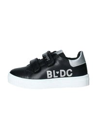 Sneaker in pelle sintetica nera con accenti argentati, suola bianca e cinturini in Velcro. Presenta "BL♥DC" in glitter sul lato.