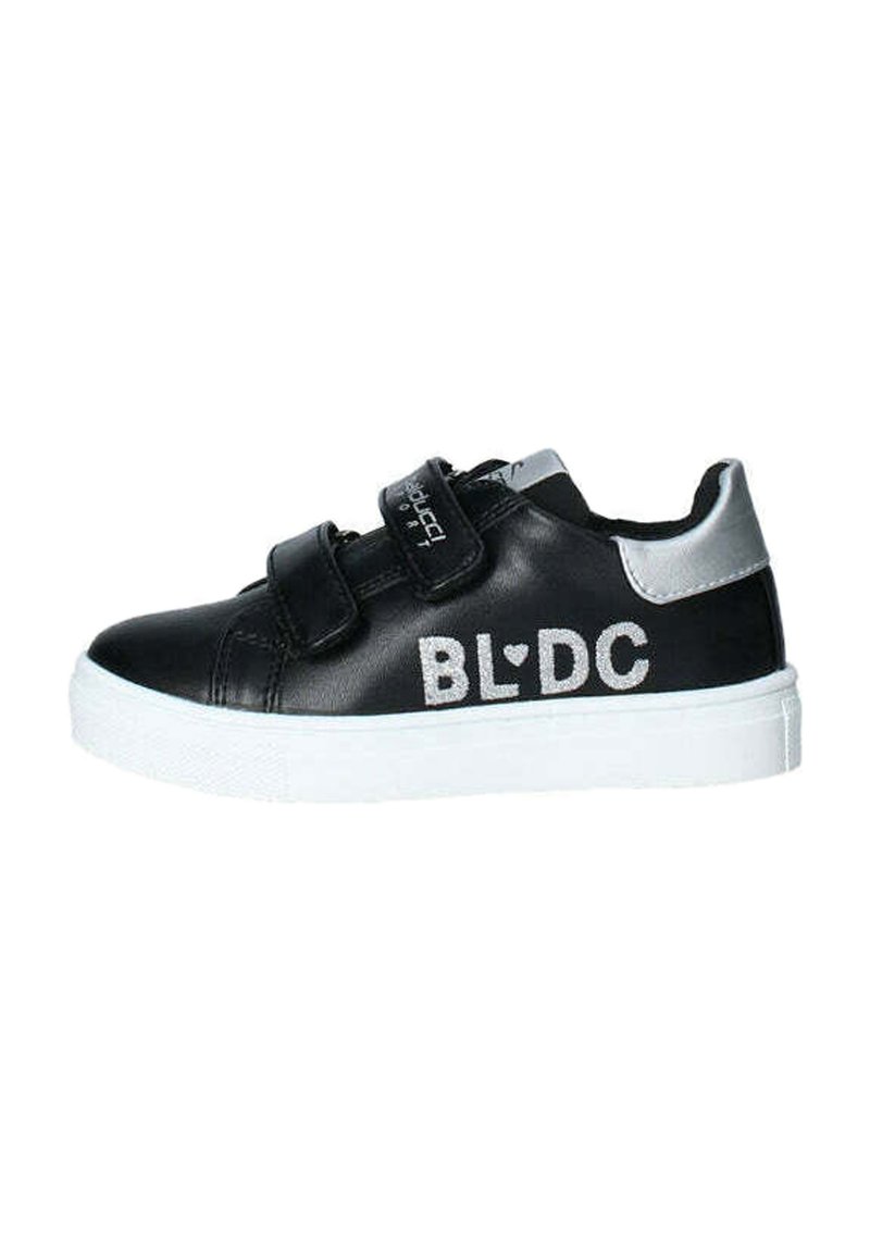 Sneaker in pelle sintetica nera con accenti argentati, suola bianca e cinturini in Velcro. Presenta "BL♥DC" in glitter sul lato.