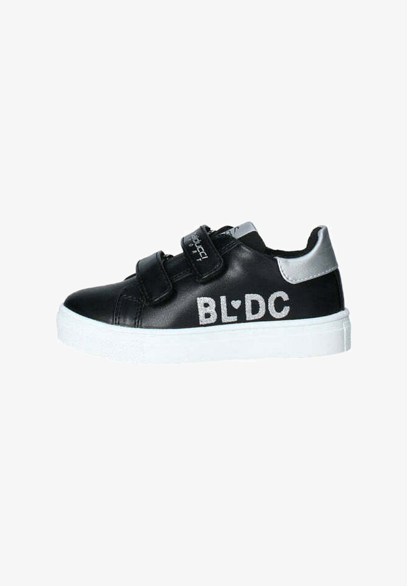 Sneaker in pelle sintetica nera con accenti argentati, suola bianca e cinturini in Velcro. Presenta "BL♥DC" in glitter sul lato.