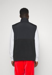 Jordan Väst - black