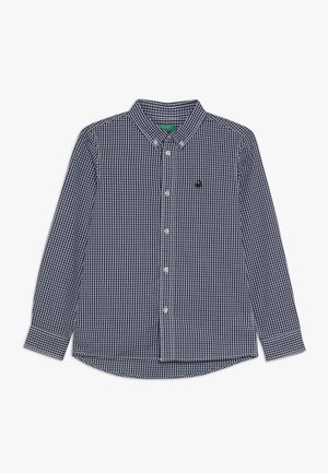 Koszula na guziki w granatowo-białą kratę z długim rękawem, kołnierzykiem i małym haftowanym logo na lewej piersi.