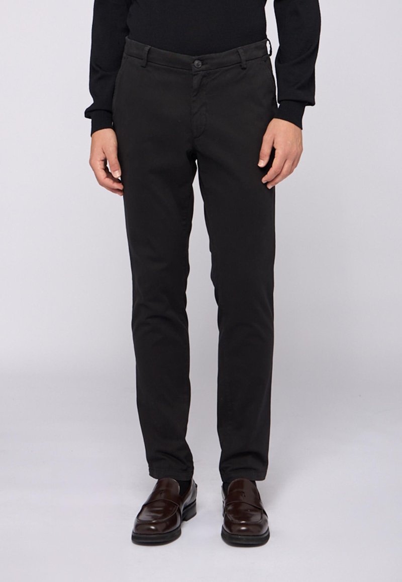 Černé slim-fit kalhoty vyrobené z bavlněné směsové tkaniny. Mají přední zip, zapínání na knoflík a klasické kapsy. Hladký povrch.
