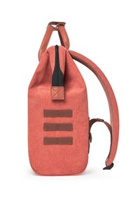 Zaino in corduroy rosso con superficie testurizzata, chiusura con zip e accentuazioni di cinghie marroni. Presenta tre strisce orizzontali in tessuto sul fronte.