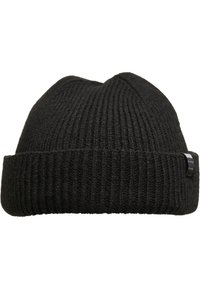 Căciulă tricotată neagră cu textură ribbed, cu manșetă pliabilă și etichetă mică din material pe lateral. Material moale, cu vârf rotunjit, design casual.