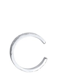 Bague ouverte en argent avec une surface texturée, un design à bout ouvert et une forme légèrement courbée. Bords lisses et esthétique minimaliste.