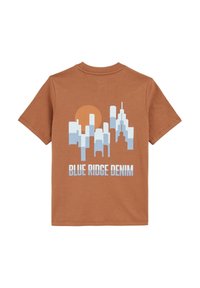 Krentos rankovių rudas marškinėliai su mėlynos miesto panorama grafika ir oranžine saule. Apačioje esantis tekstas skelbia "BLUE RIDGE DENIM" balta spalva.