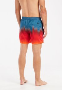 Heren zwemshorts in blauw die vervagen naar oranje, lichtgewicht stof, elastische tailleband, zijzakken en één achterzak. Gladde textuur.