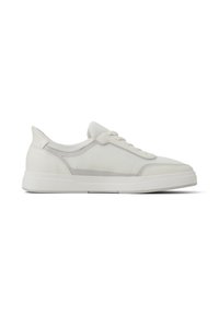 Sneakers bianchi con tomaia in rete e pelle, lacci piatti e suola strutturata. Presentano un design snello e accenti sobri.