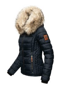 Granatowa kurtka puchowa z kapturem wykończonym sztucznym futrem, pikowanym wzorem, z przodu na zamek błyskawiczny i kieszeniami oraz brązową skórzaną naszywką z logo na rękawie.