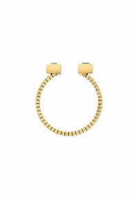 Orecchino a cerchio in oro con un design rigato e accenti di pietre preziose verdi su ciascuna estremità. Texture liscia con una forma circolare contemporanea.
