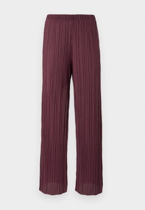 Pantalons plissés en bordeaux profond avec une taille élastique, présentant un design fluide à jambes larges et des plis verticaux sur l'ensemble.