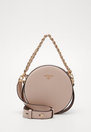 Ronde beige leren handtas met gouden kettingriem en verstelbare schouderriem, Michael Kors-logo aan de voorkant.