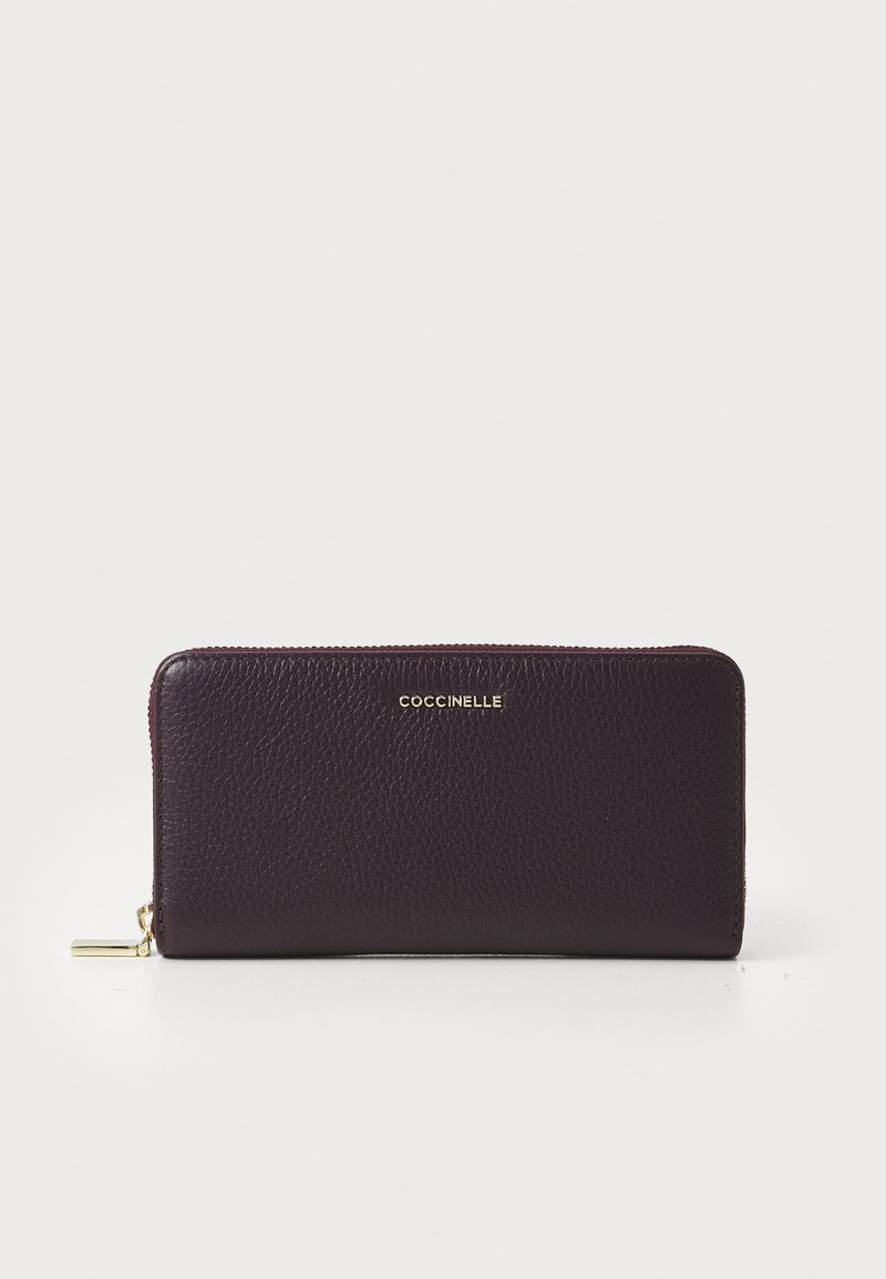 Portafoglio in pelle bordeaux con finitura testurizzata, chiusura con zip e logo dorato nella parte anteriore. Forma rettangolare con cursore della zip liscio.