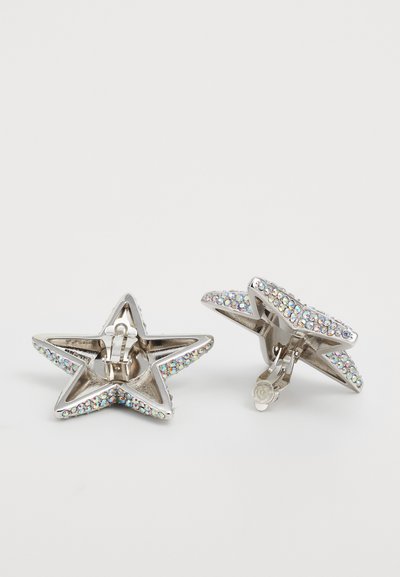 Orecchini a forma di stella argentata con bordi stondati decorati da strass multicolori, progettati con meccanismo di chiusura a clip.