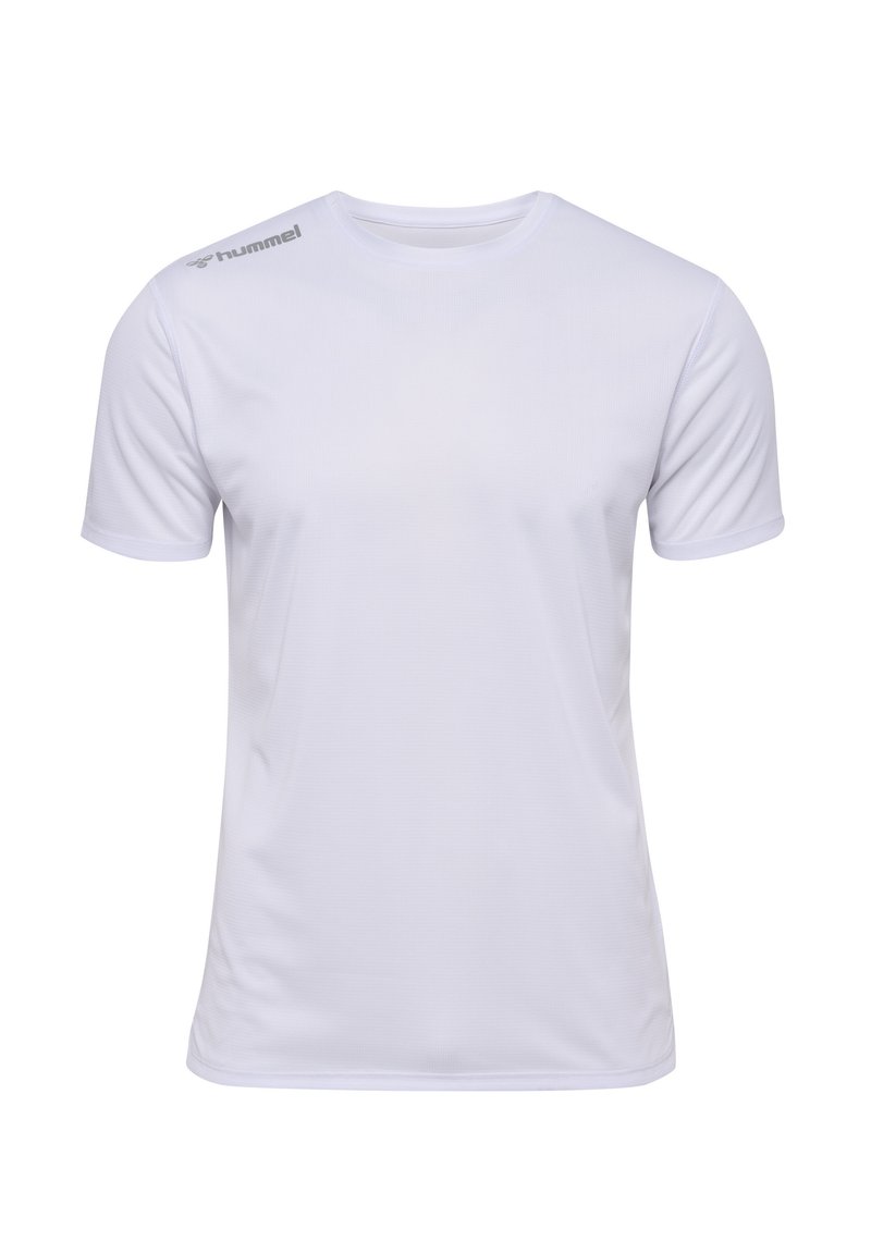 Hvid T-shirt med korte ærmer lavet af glat, let stof. Har en rund halsudskæring og et lille gråt logo på venstre skulder.