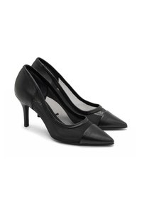 Czarne szpilki z delikatnie spiczastym czubkiem, wykonane z gładkiej skóry i siateczkowych paneli, podkreślone zaokrąglonym brzegiem i smukłym obcasem.