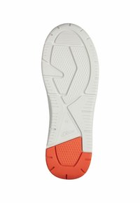 Semelle en caoutchouc blanc avec une texture antidérapante et un accent rouge au talon. Présente des motifs en zigzag et un logo près du bord de la semelle. Taille 42.