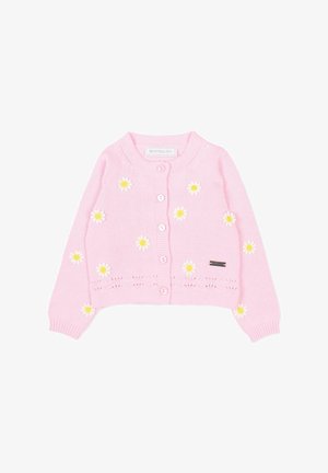 Roze gebreid babyvest met witte en gele madeliefjespatronen en knoopsluiting aan de voorkant.