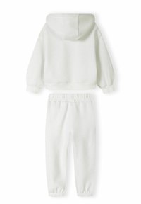 Vit hoodie och joggers i bomullsmix. Hoodien har en känguruficka och ribbade ärmslut; joggers har en elastisk midja och avsmalnande anklar.