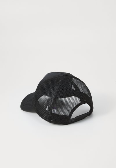 Schwarze Trucker-Cap mit solidem Vorderteil und Netzrücken. Gebogener Schirm und verstellbarer Snapback-Verschluss. Einfaches und funktionales Design.