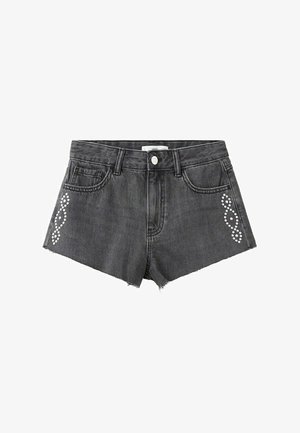 Schwarze Denim-Shorts mit ausgefransten Säumen, vorderem Knopf, Gürtelschlaufen und weißen Strassmustern auf beiden Seiten in Taschenhöhe.